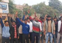 पॉलिटेक्निक छात्रों का थाने में मारपीट का आरोप,दर्जनों छात्रों का प्रदर्शन, पुलिस पर घूस मांगने का आरोप,इंस्पेक्टर बोले- रैगिंग का मामला