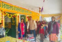 विद्यालय में इनवर्टर और बैटरी की व्यवस्था कर विद्यालय में प्रकाश की व्यवस्था की