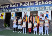 तुलसी पूजन दिवस यात्रा में प्रतिभाग करने वाले स्कूलों के बच्चों को बिमल द्विवेदी ने किया सम्मानित