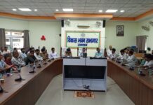 जिलाधिकारी ने की जनपद के सभी पेट्रोल डीजल पम्प संचालक गैस एजेंसी स्वामी और शीर्ष अधिकारियों के साथ बैठक