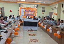 जिलाधिकारी ने की पशुपालन विभाग की समीक्षा, गौ वंश के संरक्षण भरण पोषण में लापरवाही के चलते खंड विकास अधिकारियों को रोका वेतन