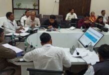 उन्नाव कलेक्ट्रेट स्थित पन्नालाल सभागार में जिलाधिकारी श्री गौरांग राठी के निर्देशानुसार अपर जिलाधिकारी (वि0/रा0) श्री सुशील कुमार गोंड की अध्यक्षता में कर-करेत्तर एवं राजस्व कार्यो तथा एन्टी भू-माफिया, आपदा एवं चकबन्दी से सम्बन्धित कार्यो की समीक्षा बैठक सम्पन्न हुई