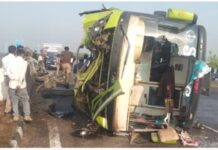 आगरा-लखनऊ एक्सप्रेसवे पर स्लीपर बस पलटी, महिला की मौत तीन दर्जन से अधिक यात्री घायल चालक को झपकी आने से हुआ हादसा