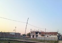 बांस बल्लियों के सहारे झूलते हुए तार नगर वासियों के लिए बने हुए हैं जान का खतरा