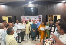 जनगणना में उत्कृष्ट कार्य करने वाले प्रगणक एवं पर्यवेक्षकों को नगर पालिका अध्यक्ष द्वारा प्रशस्ति पत्र देकर सम्मानित किया गया