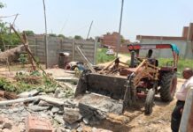 सभासद अतीक खान के अहाते पर बुलडोजर चलाकर कथित अवैध अतिक्रमण हटाया गया