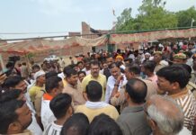 बाबा के पार्थिव शरीर के अंतिम दर्शन के लिए पहले से मौजूद सैकड़ों श्रद्धालुओं और समर्थकों की भीड़ भावुक हो उठी