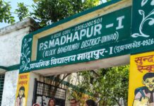 ग्रीष्मकालीन अवकाश बाद खुले बेसिक विद्यालयों में आए बच्चे शिक्षकों से गिफ्ट पाकर खिलखिला पड़े