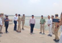 काली मिट्टी-शिवराजपुर मार्ग पर गंगा कटान स्थान का डीएम-एसपी ने किया निरीक्षण